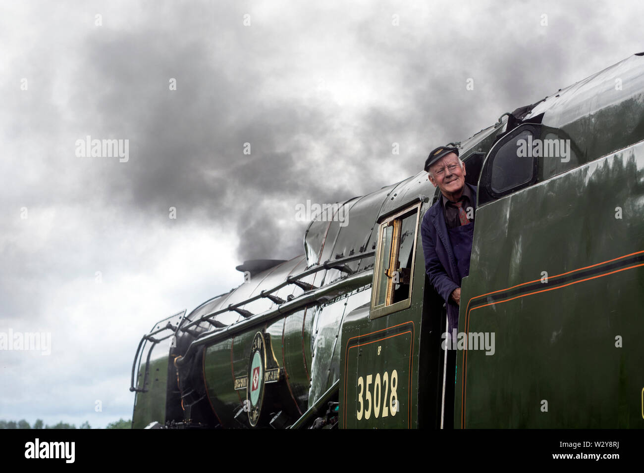 Il personale di scorta treno sulla marina mercantile classe locomotiva a vapore "Clan" linea Foto Stock