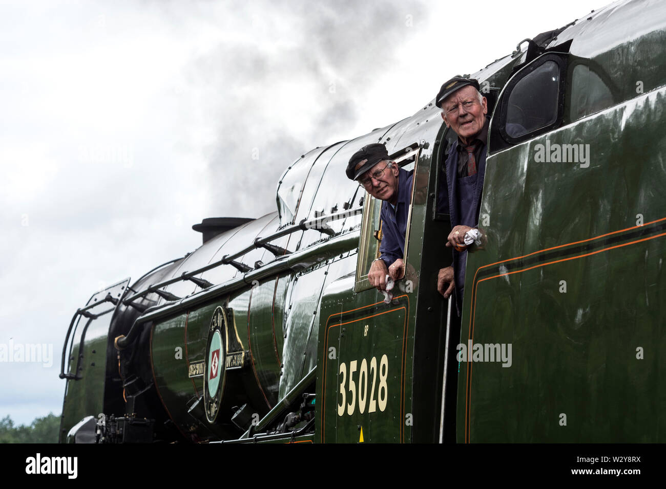 Il personale di scorta treno sulla marina mercantile classe locomotiva a vapore "Clan" linea Foto Stock