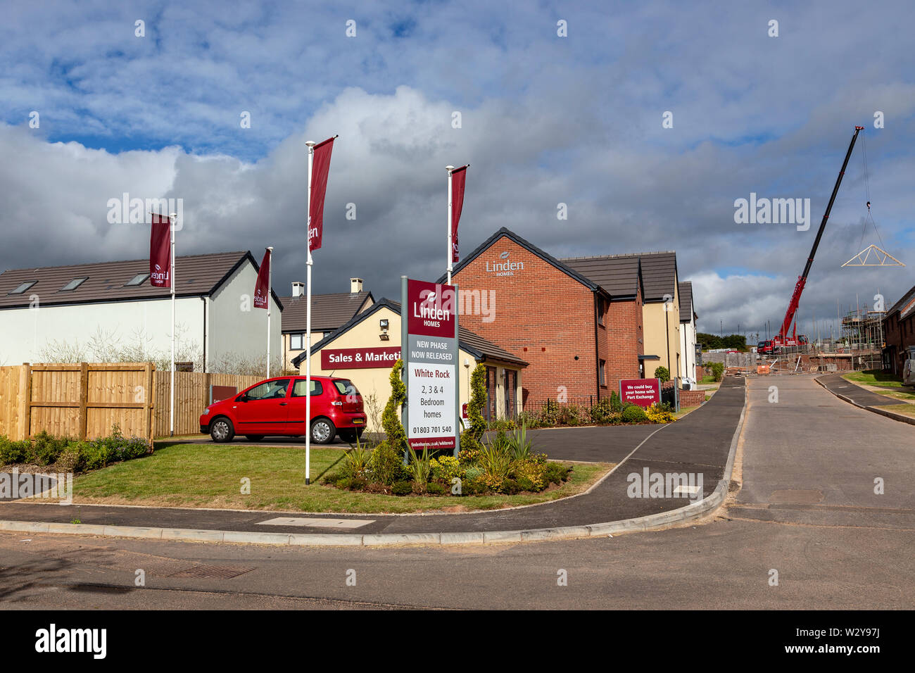 Linden homes,industria edilizia, casa, costruendo - Attività, Edificio Esterno, Housing Development, sito in costruzione, UK, tetto, impalcature, Foto Stock