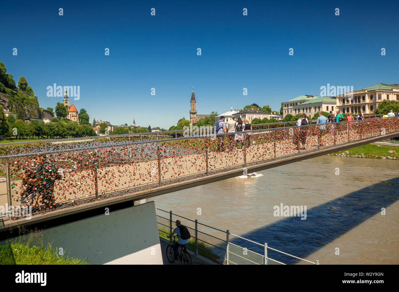 Bella vista al famoso ponte "akartsteg' e il fiume Salzach Foto Stock