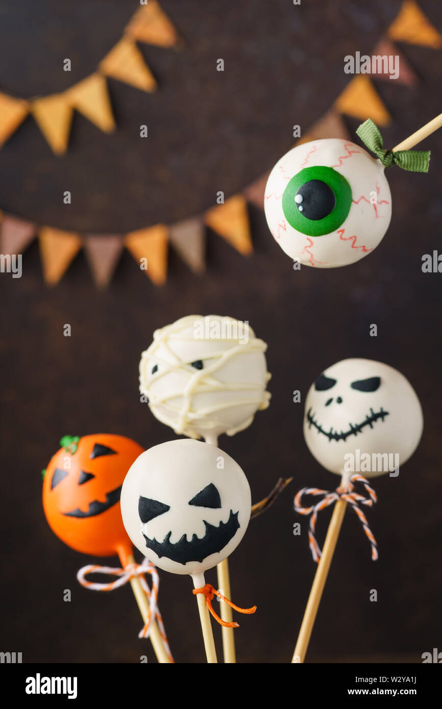 Scary Halloween cake pops mostri per la celebrazione. Divertenti dolci di festa. Foto Stock