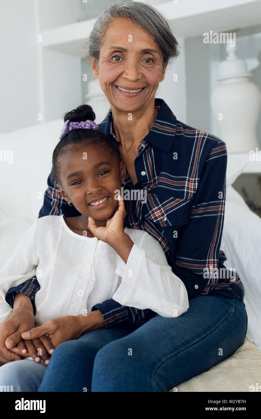Nonna e nipote di sorridere Foto Stock