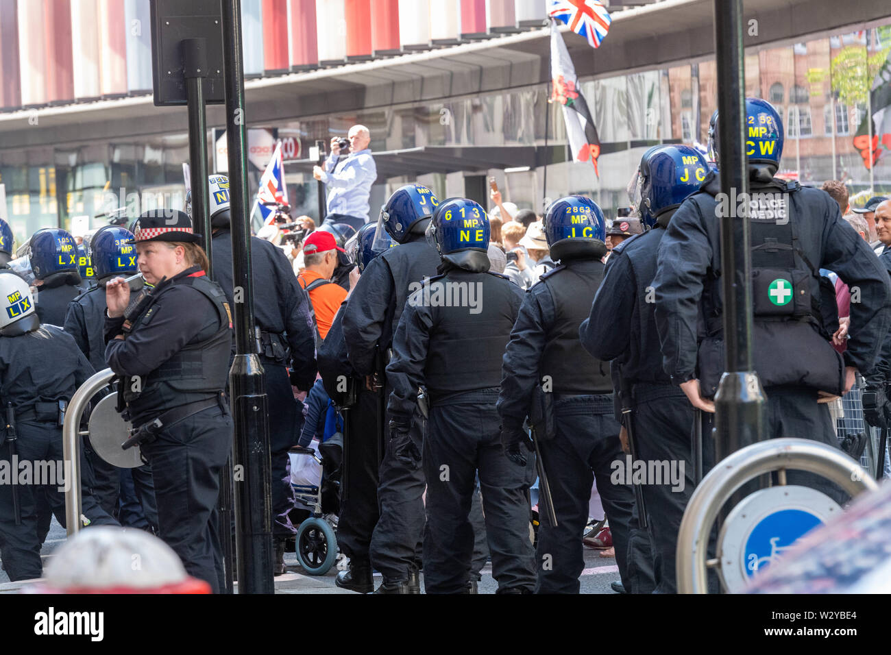 Londra 11 luglio 2019 Stephen Yaxley-Lennon noto anche come Tommy Robinson, restituito alla centrale di Corte penale, l'Old Bailey, per la condanna in seguito alla sua condanna per disprezzo della corte. Un rumoroso e al tempo folla violenti hanno protestato al di fuori della Corte. City of London Police ha avuto una forte presenza in Riot gear che in diverse occasioni sono state distribuite per tenere i sostenitori di ritorno dalla corte. Credit Ian Davidson/Alamy Live News Foto Stock