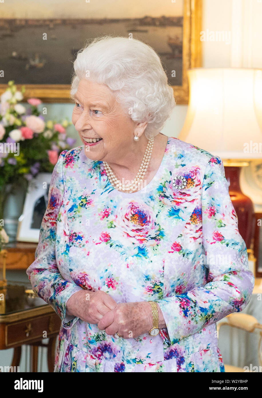 Queen Elizabeth II incontra il nuovo Decano della Cappella Reale Reverendissimo Dame Sarah Mullally, e Decano uscente della cappella reale il Reverendissimo Signore Chartres durante una udienza privata a Buckingham Palace di Londra. Foto Stock