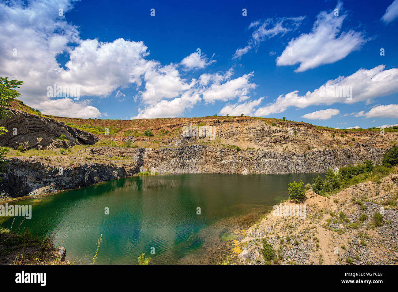Rock a riva e calme acque del lago di montagna Foto Stock