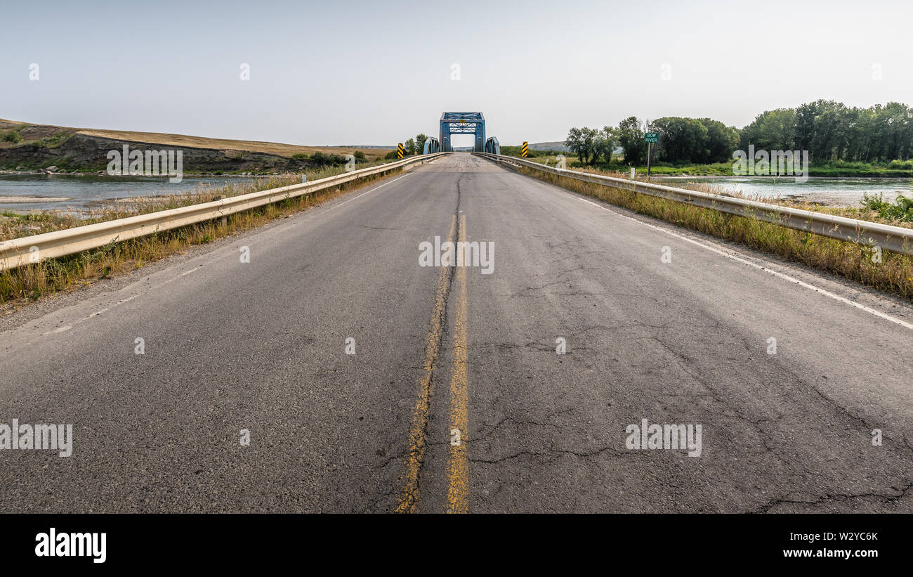 Traliccio in acciaio ponte sopra il Fiume Bow sul i Siksika prima nazione, Alberta, Canada Foto Stock