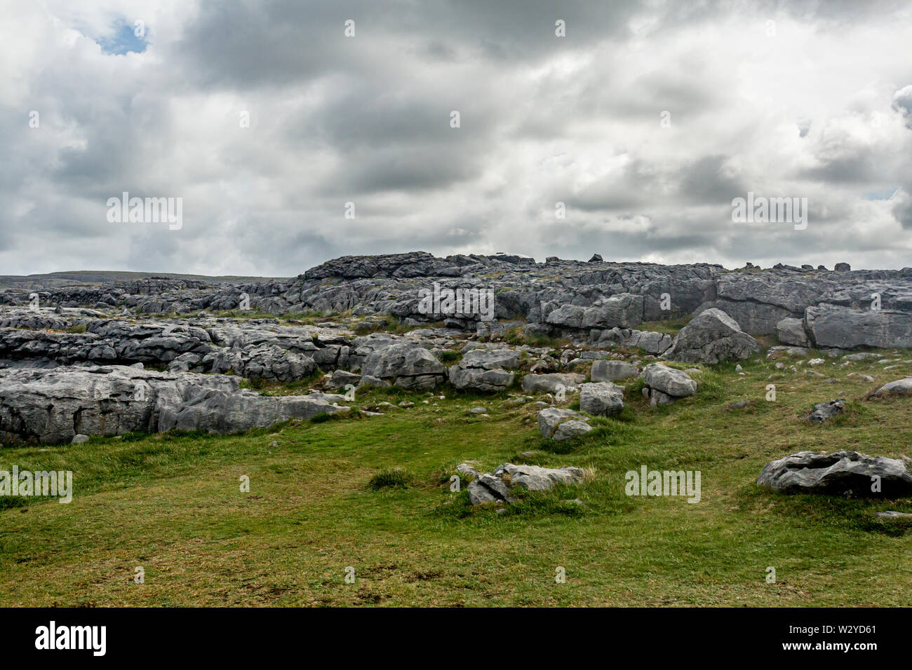 Bellissimo paesaggio di calcare nella valle Caher e Testa nera, Geoparco e Geosites, Wild Atlantic modo, nuvoloso giorno di primavera nella contea di Clare in Irlanda Foto Stock