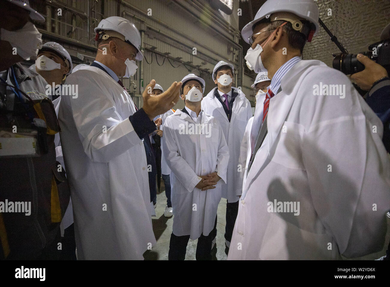 (190711) -- KIEV, luglio 11, 2019 (Xinhua) -- Il presidente ucraino Volodymyr Zelensky (C) ispeziona il nuovo confinamento sicuro della centrale nucleare di Cernobyl in Kiev, Ucraina, 10 luglio 2019. Il presidente ucraino Volodymyr Zelensky visitato la centrale nucleare di Cernobyl (ChNPP) come il nuovo confinamento sicuro (NSC) oltre il quarto reattore della centrale è stato messo in funzione il mercoledì. La NSC è destinato ad impedire che i materiali radioattivi che fuoriesce dal quarto reattore sito dove un incidente nucleare del 26 aprile, 1986 ha preso vita di almeno 31 persone mentre altre migliaia di morti poiché da radiat Foto Stock