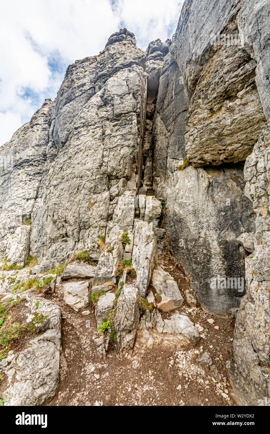 Close up di rocky limestone plateau in The Burren in valle Caher e Testa nera, Geoparco e Geosites, Wild Atlantic modo, nuvoloso giorno di primavera Foto Stock