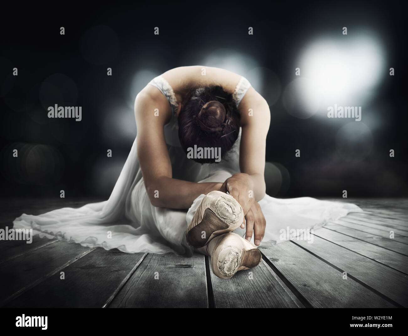 La ballerina classica stretching su un palco del teatro Foto Stock