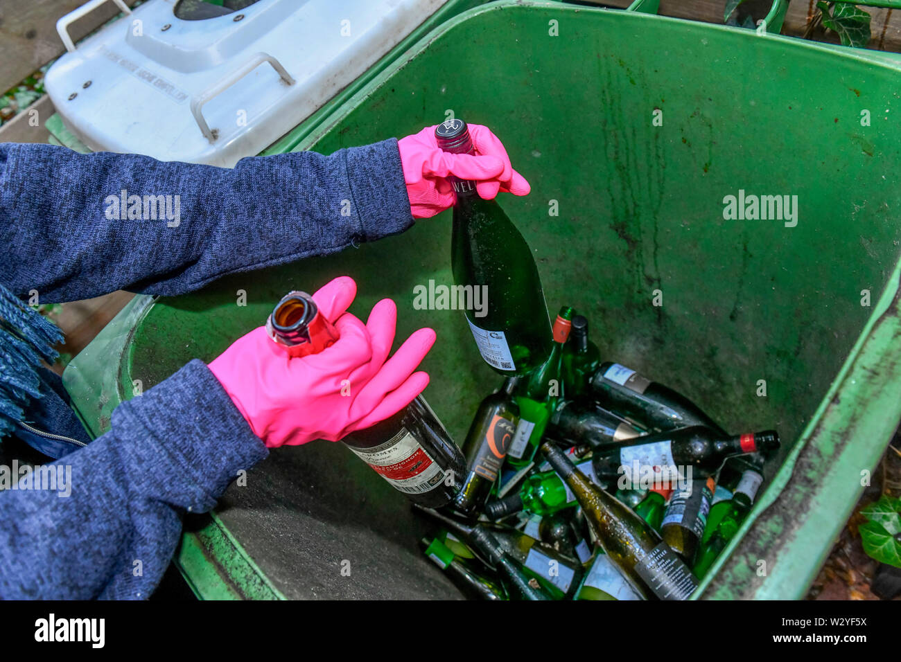 Vetro di scarto bin, Berlino, Germania Foto Stock