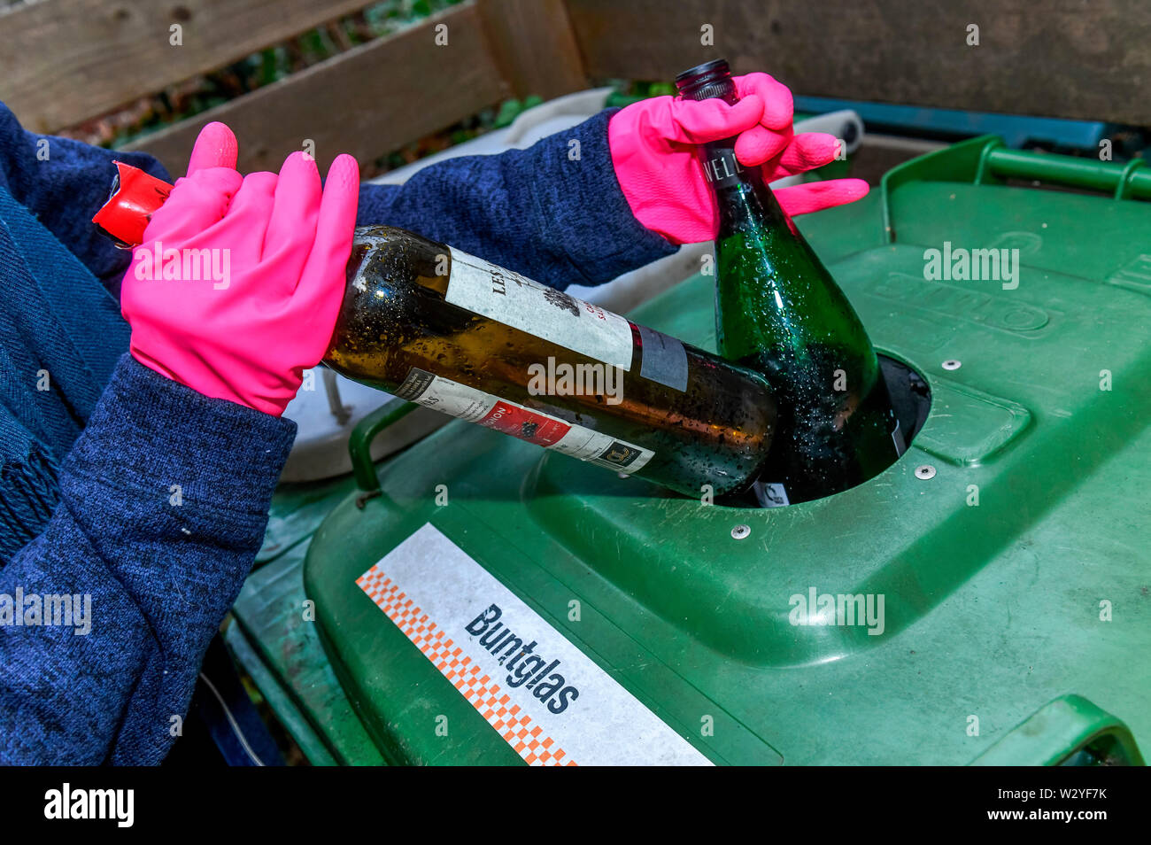 Vetro di scarto bin, Berlino, Germania Foto Stock