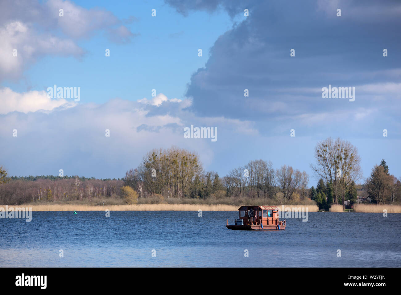 Houseboat, Woblitzsee, aprile, Gross Quassow, Meclenburgo-Pomerania Occidentale, Germania Foto Stock