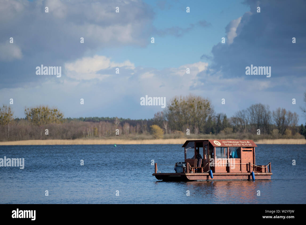 Houseboat, Woblitzsee, aprile, Gross Quassow, Meclenburgo-Pomerania Occidentale, Germania Foto Stock