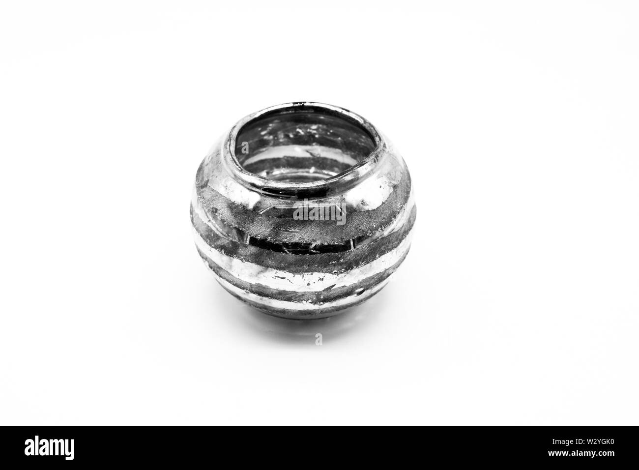 Tealight ciotola di vetro isolato su sfondo bianco tracciato di ritaglio Foto Stock