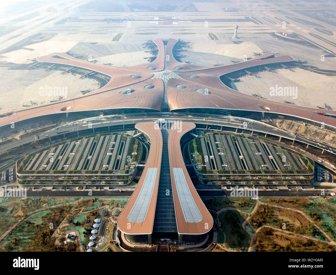 (190711) -- PECHINO, luglio 11, 2019 (Xinhua) -- foto aerea adottate il 14 giugno 2019 illustra il terminale di edificio di recente costruzione Daxing Pechino aeroporto internazionale di Pechino Capitale della Cina. La Cina ha visto un continuo sviluppo nella sua industria aeronautica civile sia in termini di sicurezza e prestazioni di trasporto globale di crescita, secondo le autorità aeronautiche nazionali. Alla fine di giugno, la Cina del settore dell'aviazione civile ha realizzato 106 mesi di continua cassetta di sicurezza le operazioni di volo con un totale di ore di volo per un importo pari a 74,4 milioni, secondo l aviazione civile Foto Stock