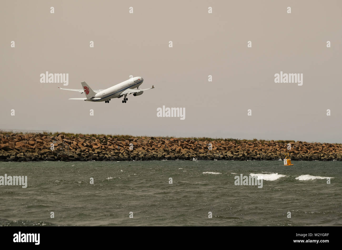 (190711) -- PECHINO, luglio 11, 2019 (Xinhua) -- Un Air China Flight decolla dall'Aeroporto di Sydney a Sydney in Australia, Feb 13, 2019. La Cina ha visto un continuo sviluppo nella sua industria aeronautica civile sia in termini di sicurezza e prestazioni di trasporto globale di crescita, secondo le autorità aeronautiche nazionali. Alla fine di giugno, la Cina del settore dell'aviazione civile ha realizzato 106 mesi di continua cassetta di sicurezza le operazioni di volo con un totale di ore di volo per un importo pari a 74,4 milioni, secondo l'amministrazione dell'aviazione civile cinese. Nella prima metà del 2019, il t.r.a. Foto Stock