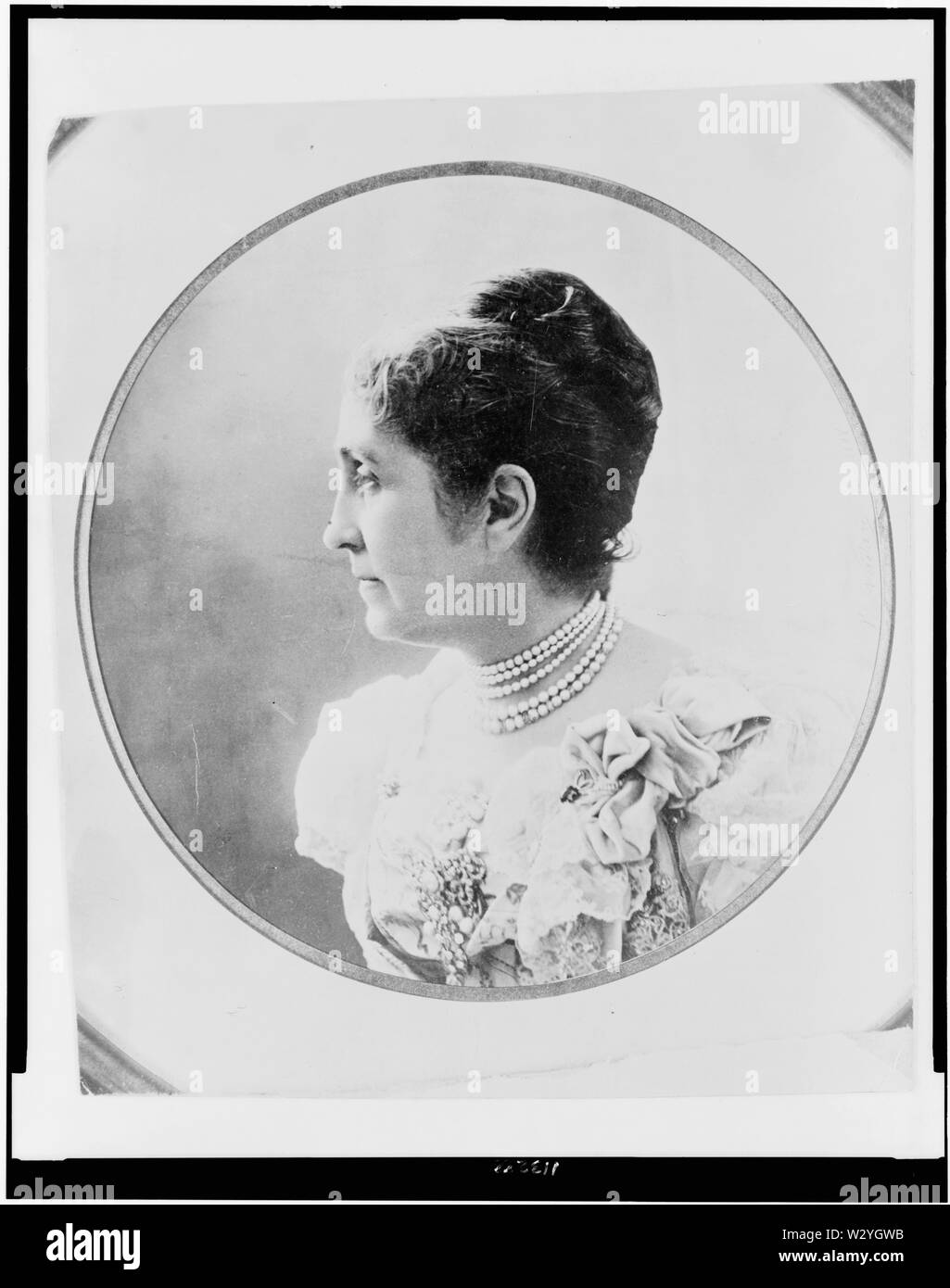 Testa e spalle ritratto del filantropo americano, femminista e suffragist Phoebe Hearst (1842-1919), rivolto verso sinistra. Stampa fotografica. Foto Stock
