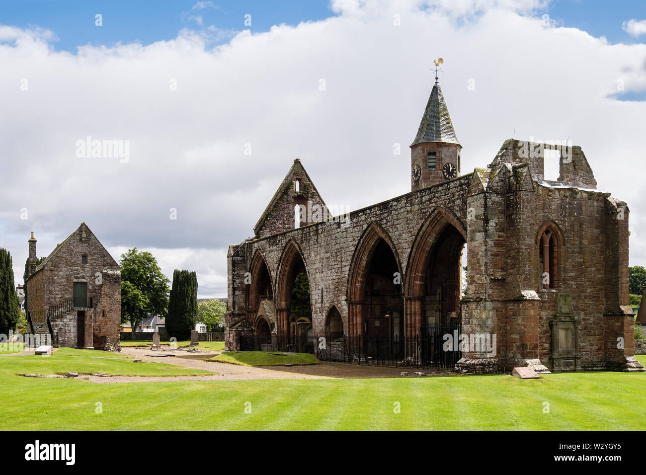 Chiesa di San Pietro e di san Bonifacio con soffitto a volta del corridoio sud con campanile a torre resti della cattedrale del XIII secolo rovine. Fortrose Scotland Regno Unito Foto Stock