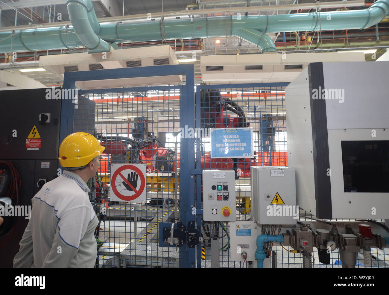 CHRYSLER FIAT AUTOMOBILES CORPORATE INSTALATION PRIMO ROBOT PER IL NUOVO 500 MIRAFIORI LINEA (Edoardo Sismondi/fotogramma, TORINO - 2019-07-11) p.s. la foto e' utilizzabile nel rispetto del contesto in cui e' stata scattata, e senza intento diffamatorio del decoro delle persone rappresentate Foto Stock