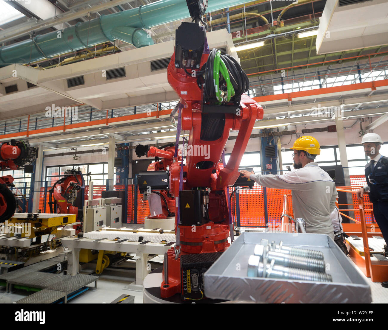 CHRYSLER FIAT AUTOMOBILES CORPORATE INSTALATION PRIMO ROBOT PER IL NUOVO 500 MIRAFIORI LINEA (Edoardo Sismondi/fotogramma, TORINO - 2019-07-11) p.s. la foto e' utilizzabile nel rispetto del contesto in cui e' stata scattata, e senza intento diffamatorio del decoro delle persone rappresentate Foto Stock