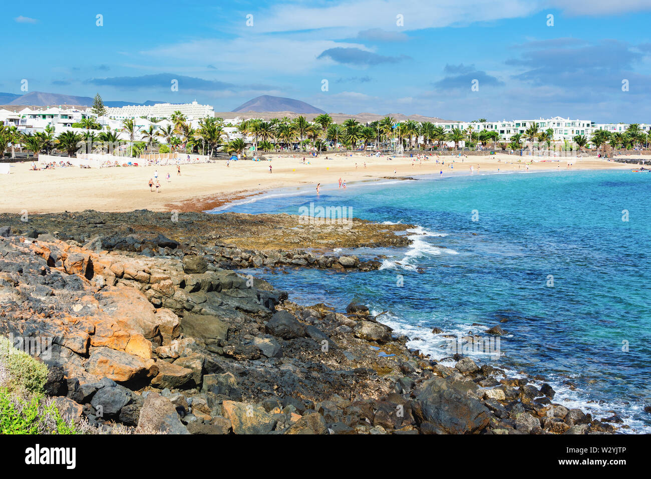 Vista della Playa de Las Cucharas beach in Costa Teguise, Lanzarote, Spagna, acque turchesi e messa a fuoco selettiva Foto Stock