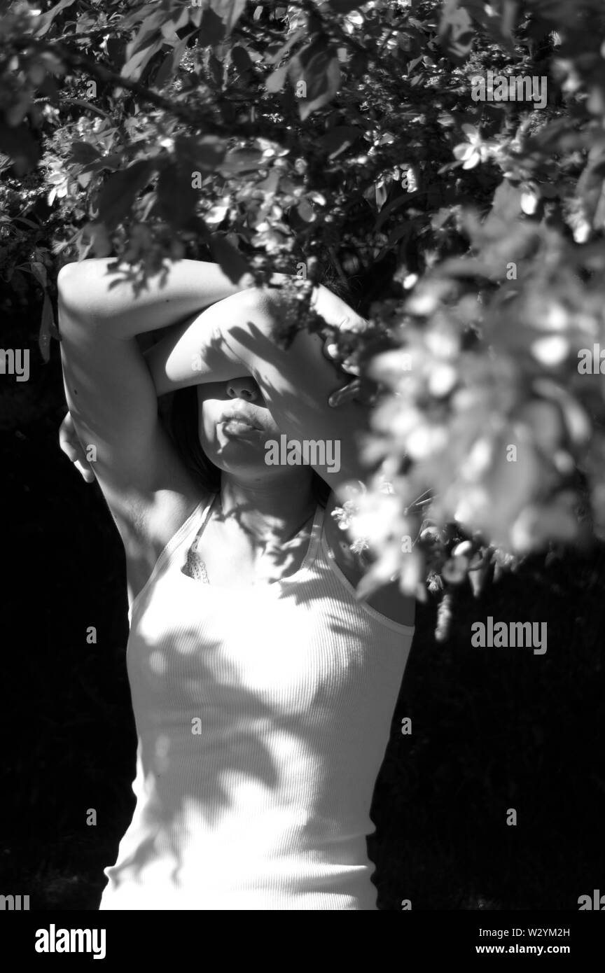 Un autoritratto con un albero di blossom pur nascondendo la mia faccia. Foto Stock