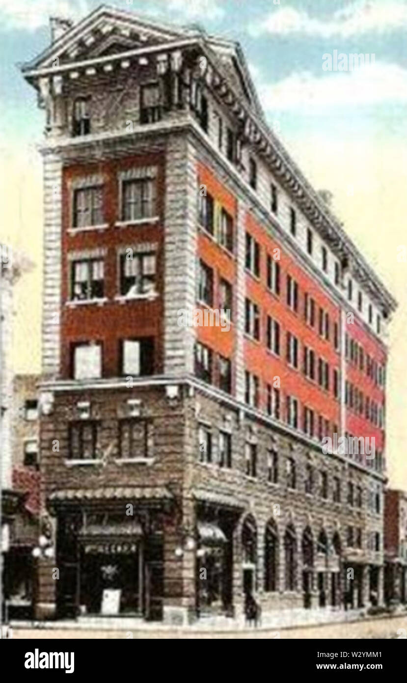 Costruito prima dell'inizio del XX secolo la Necker edificio ospitava l'impresa funebre di William Necker. L'ufficio a casa a Bergenline e principali in unione Hill (ora 43rd Street in Union City, NJ) alloggiato un crematorio scrigno, dipartimento di fresatura, un monumento al reparto di un reparto con motivi floreali e un abito-facendo reparto, oltre a servire come l'obitorio locale. Le pompe funebri era situato vicino sulla 45th Street e è ancora in operazione come Necker-Sharpe. Foto Stock