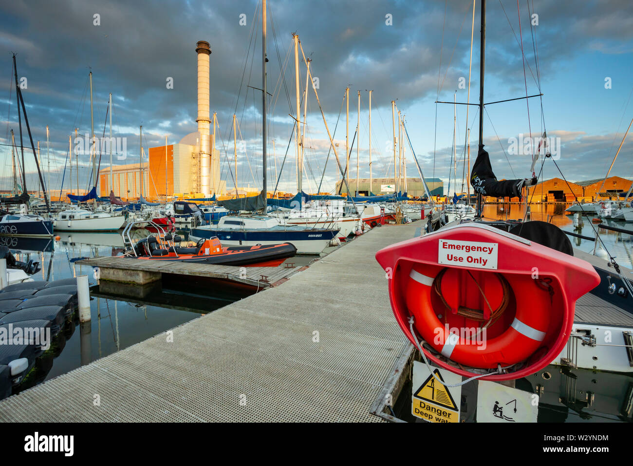 Serata estiva a Shoreham porta in Southwick, West Sussex. Foto Stock