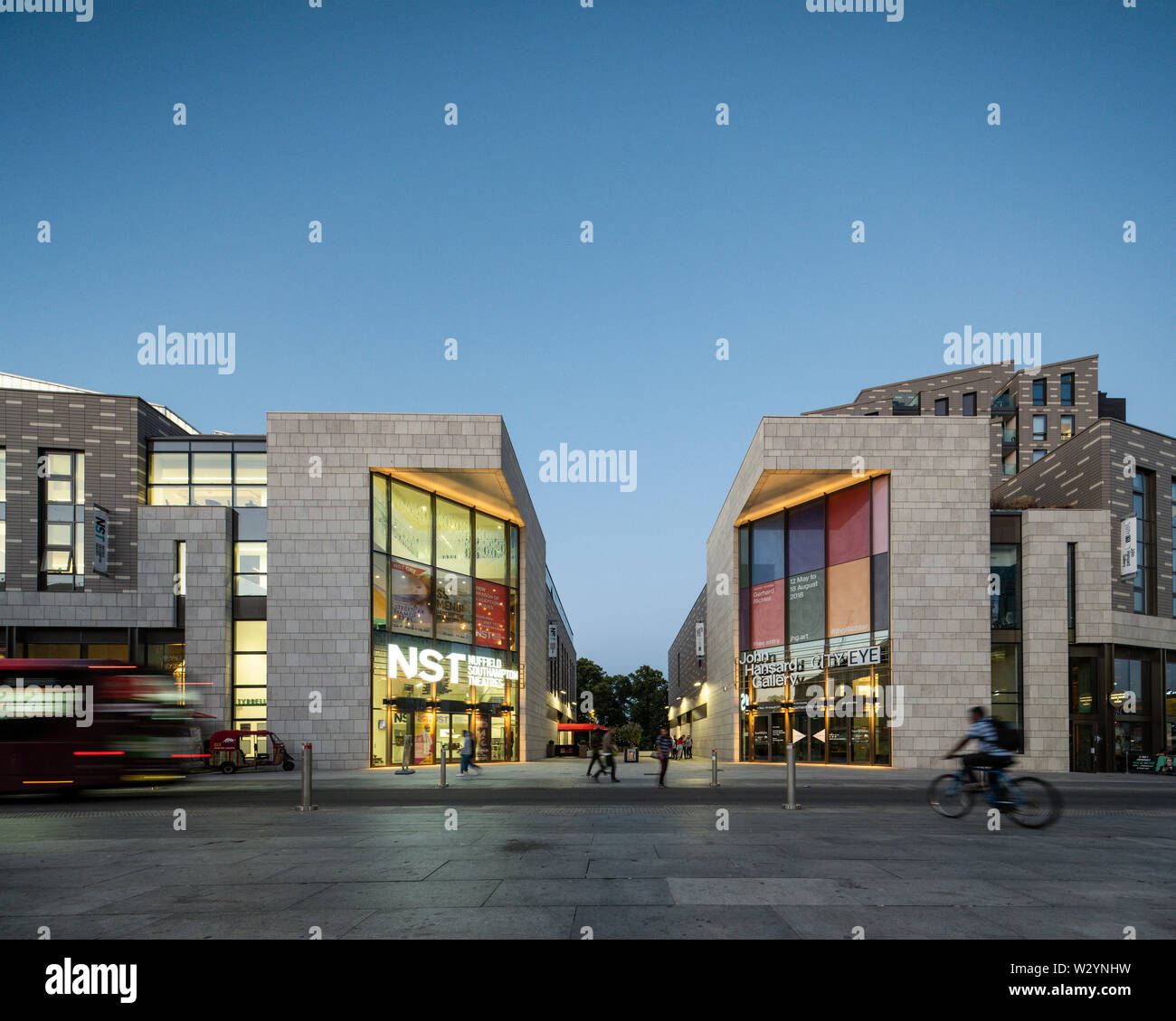 Vista del tramonto su Guildhall Square con percorso pedonale "Guildhall Place'. Studio 144 - Southampton arte complessa, Southampton, Regno Unito. Archit Foto Stock