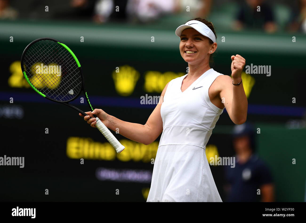 Simona Halep celebra la vittoria su Elina Svitolina il giorno dieci dei campionati di Wimbledon al All England Lawn Tennis e Croquet Club, Wimbledon. Foto Stock