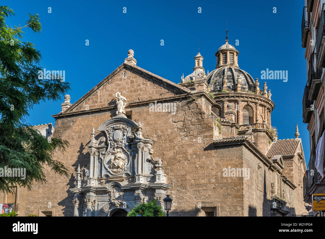 Portale a Iglesia de Santos Justo y Pastor, chiesa cinquecentesca in Plaza de la Universidad, a Granada, Andalusia, Spagna Foto Stock