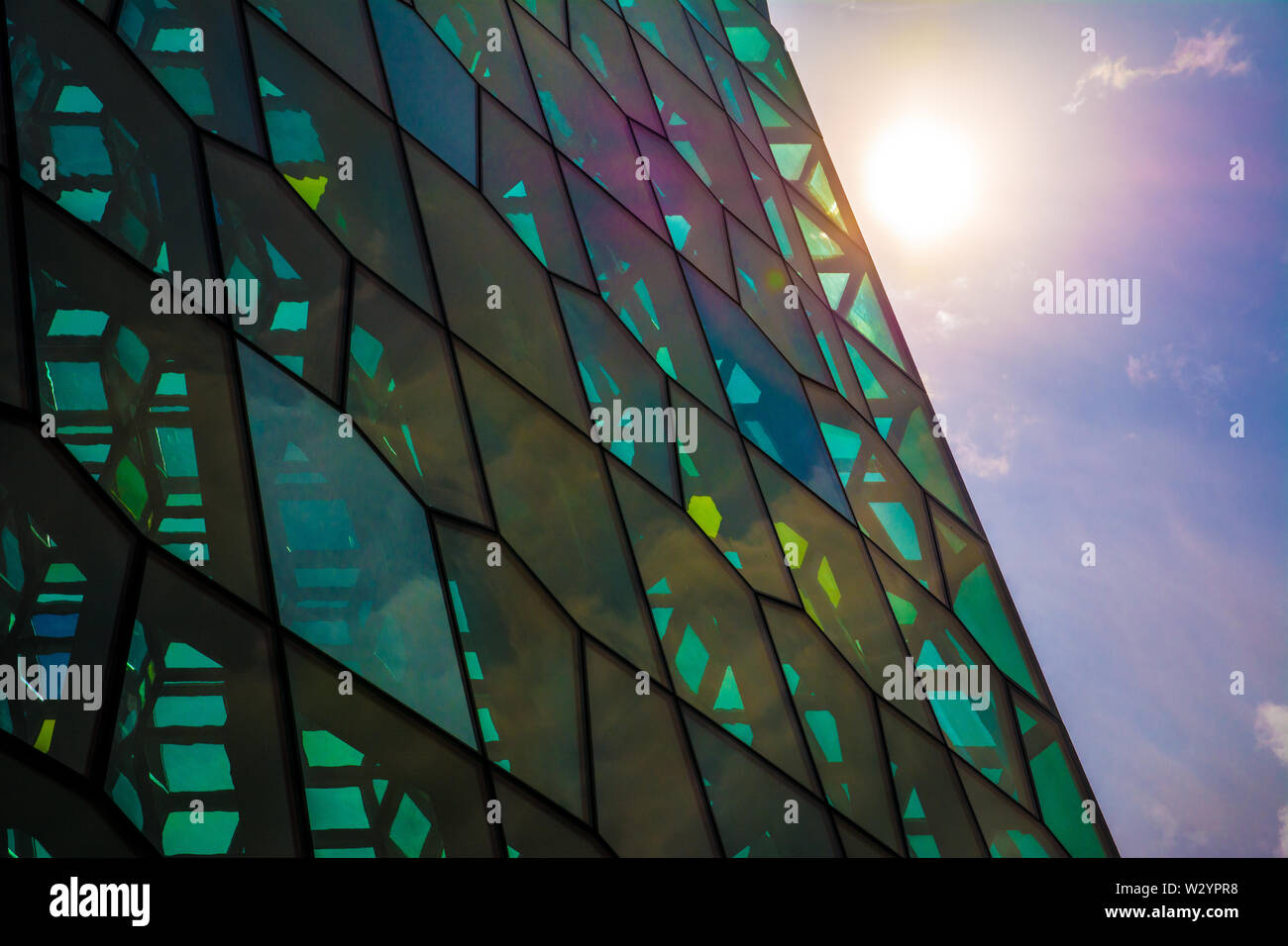 Reykjavik, Islanda, Luglio 2019: Architettura di close-up e dettaglio della finestra di vetro design di Harpa concert hall e il centro conferenze con la su Foto Stock