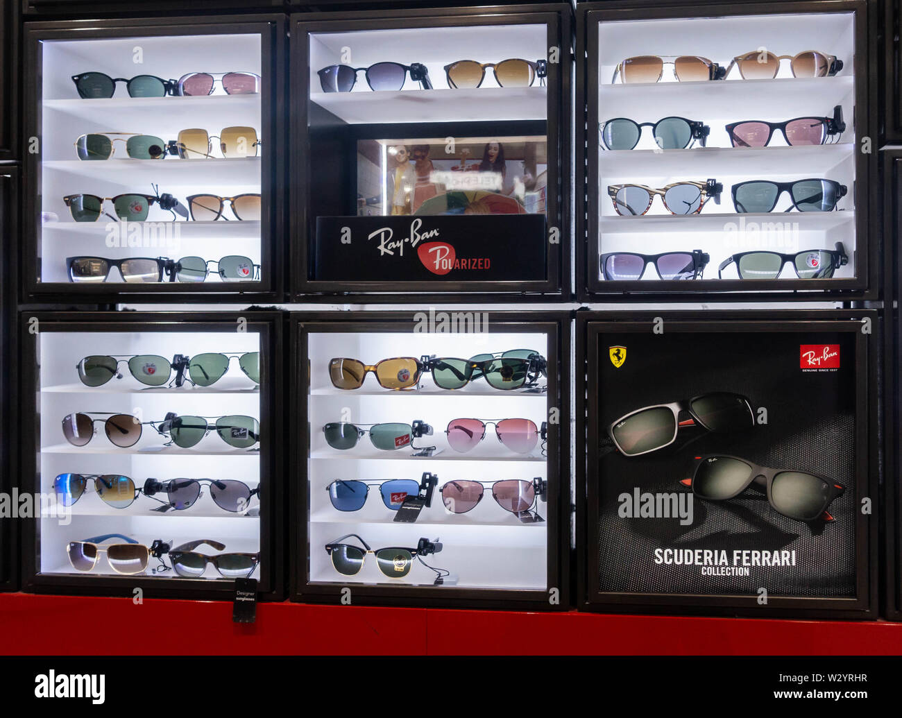 Ray Ban occhiali da sole display nel duty free shop dell'aeroporto. Foto Stock