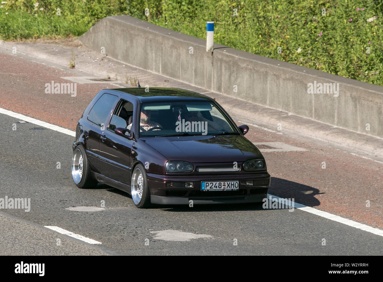 Classic Vintage restaurati veicoli automobili Viaggiare sulla autostrada M6 al Leighton Hall car show in Carnforth, Lancaster, Regno Unito Foto Stock