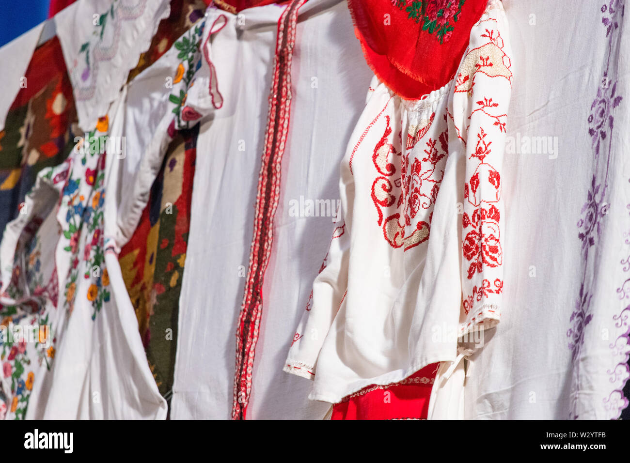 Dettaglio di un tradizionale costume folkloristico di ballerini rumeno. Il folklore della Romania Foto Stock