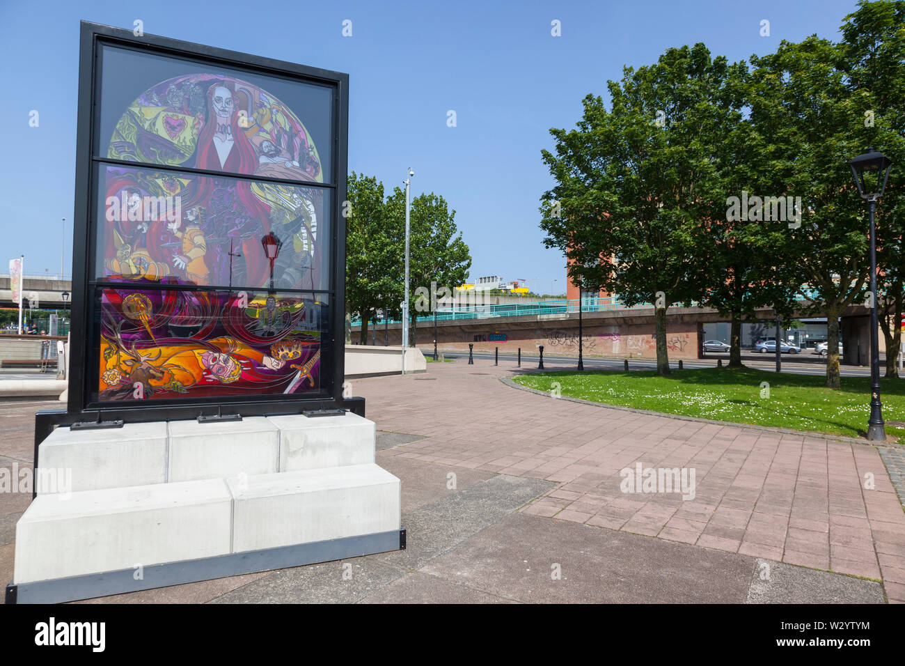 In Irlanda del Nord, Belfast Queens Quay, gioco di troni vetrate colorate presentano. Foto Stock