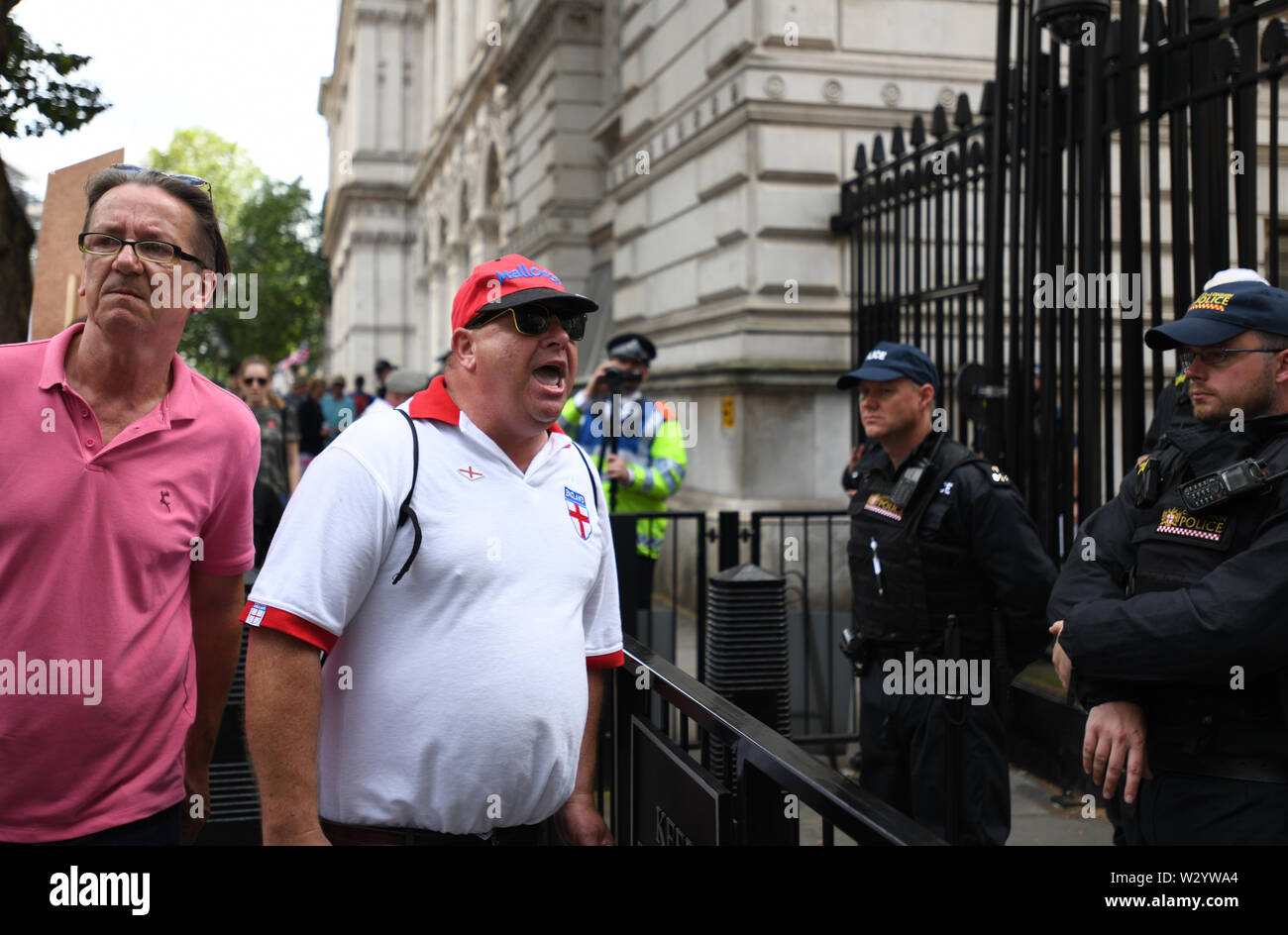 Tommy Robinson sostenitori al di fuori di Downing Street a Londra dopo essere stato imprigionato per nove mesi per disprezzo della Corte su un video ha trasmesso su Facebook che featured imputati in un processo penale. Foto Stock