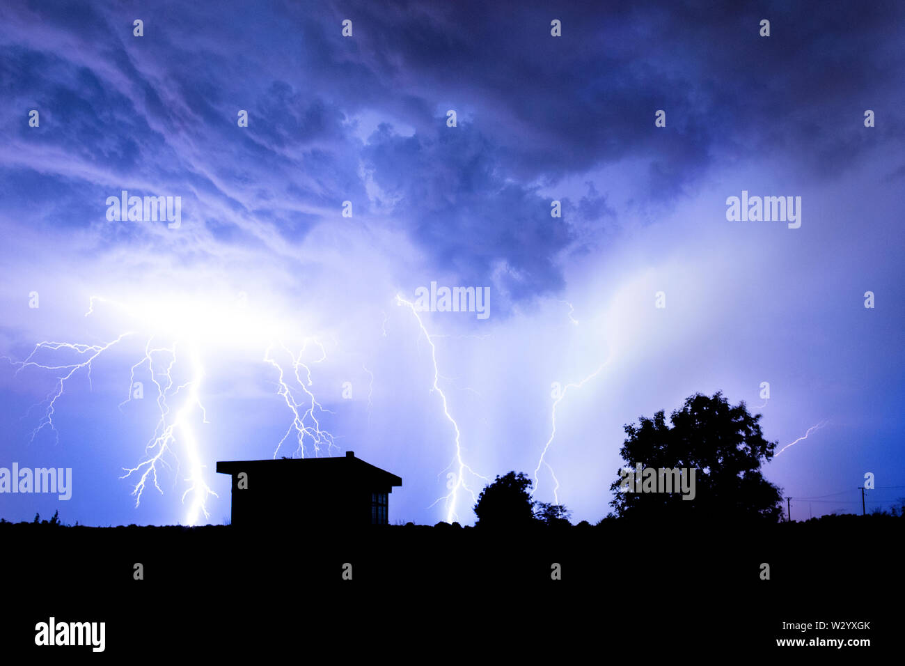 Il fulmine lampeggia sopra il cielo notturno durante la tempesta. Foto Stock