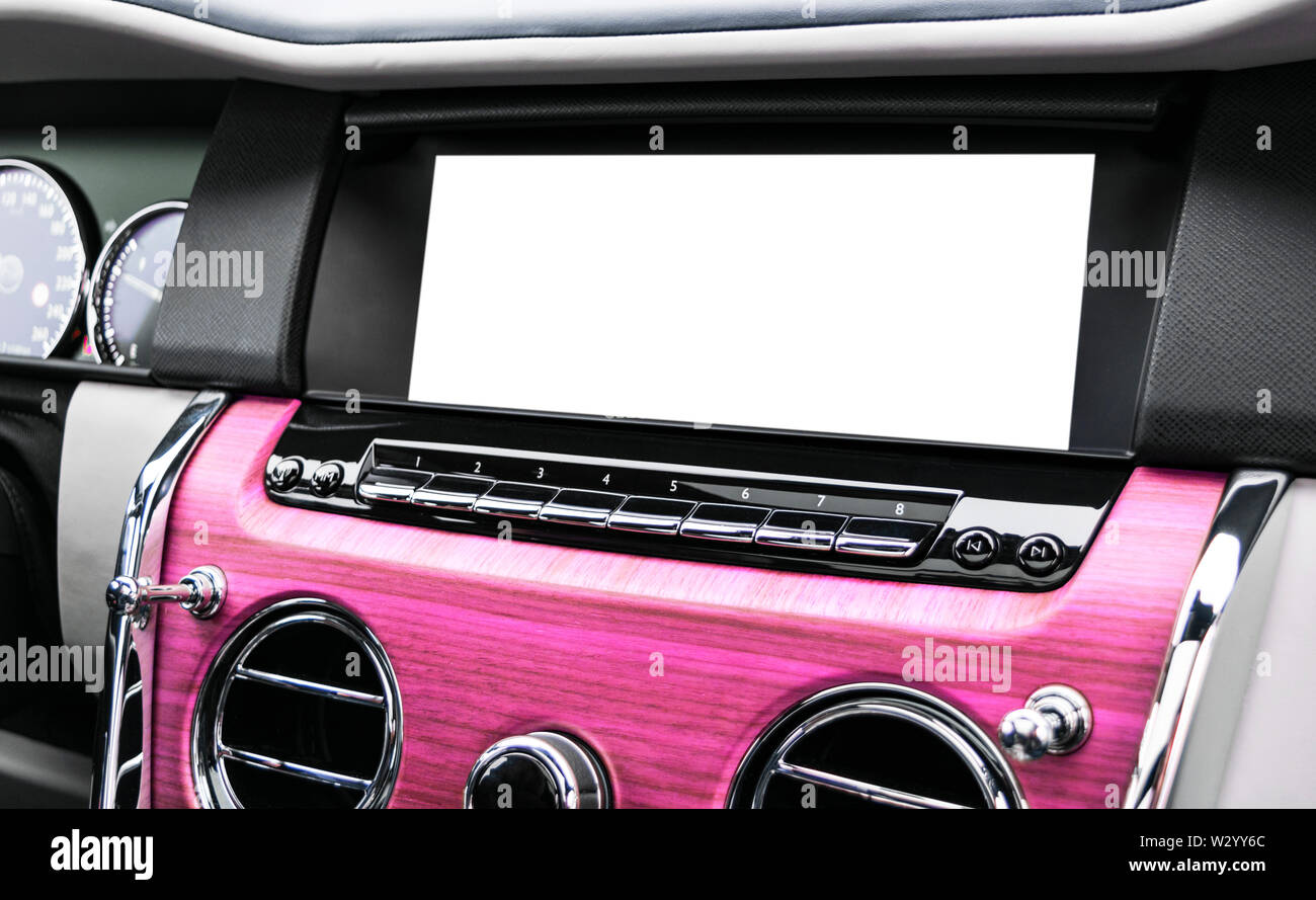 Monitor in auto con isolati schermata vuota utilizzare per la navigazione mappe e GPS. Isolato su bianco con percorso di clipping. Dettagli auto. Auto con display vuoto Foto Stock