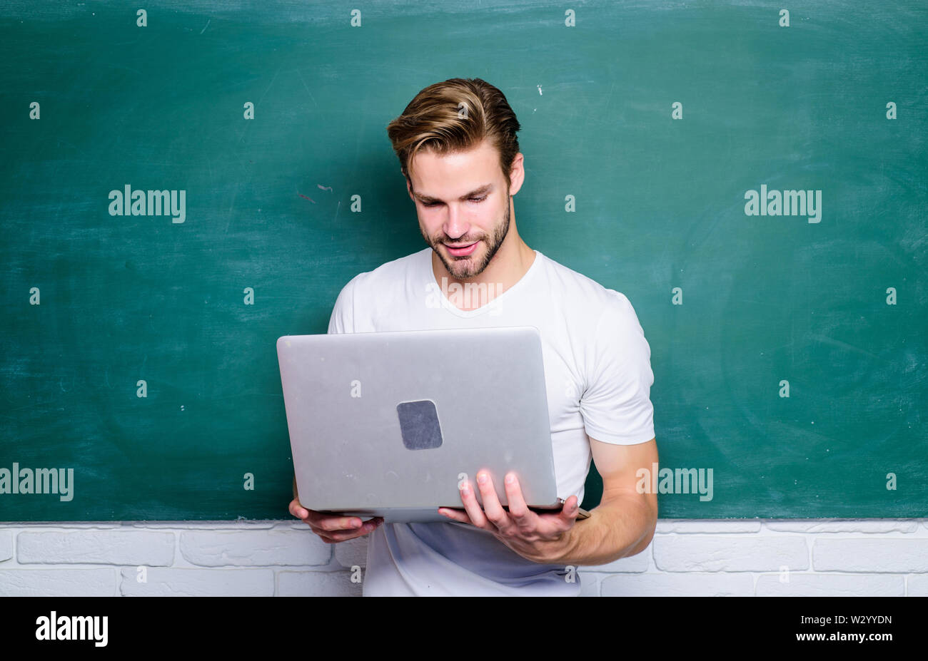 Webinar di e-business Connessione navigazione. torna a scuola. business school. istruzione moderna online. l uomo utilizzare 4g internet per studiare. studente uomo e learning. collegio docente utilizzare la tecnologia informatica. Foto Stock