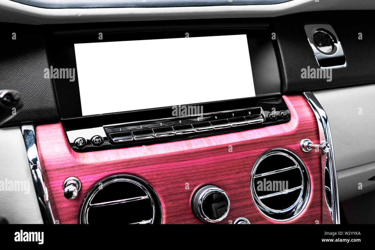 Monitor in auto con isolati schermata vuota utilizzare per la navigazione mappe e GPS. Isolato su bianco con percorso di clipping. Dettagli auto. Auto con display vuoto Foto Stock