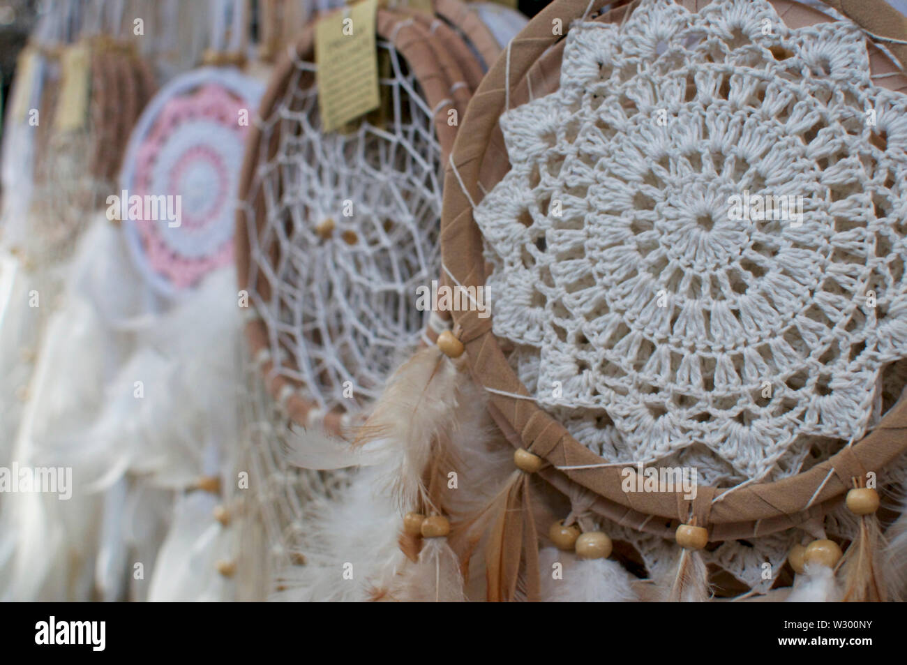 Close up foto di molti dreamcatcher appeso a un mercato in stallo il amore del mercato di ancoraggio in Canggu, Bali - Indonesia Foto Stock