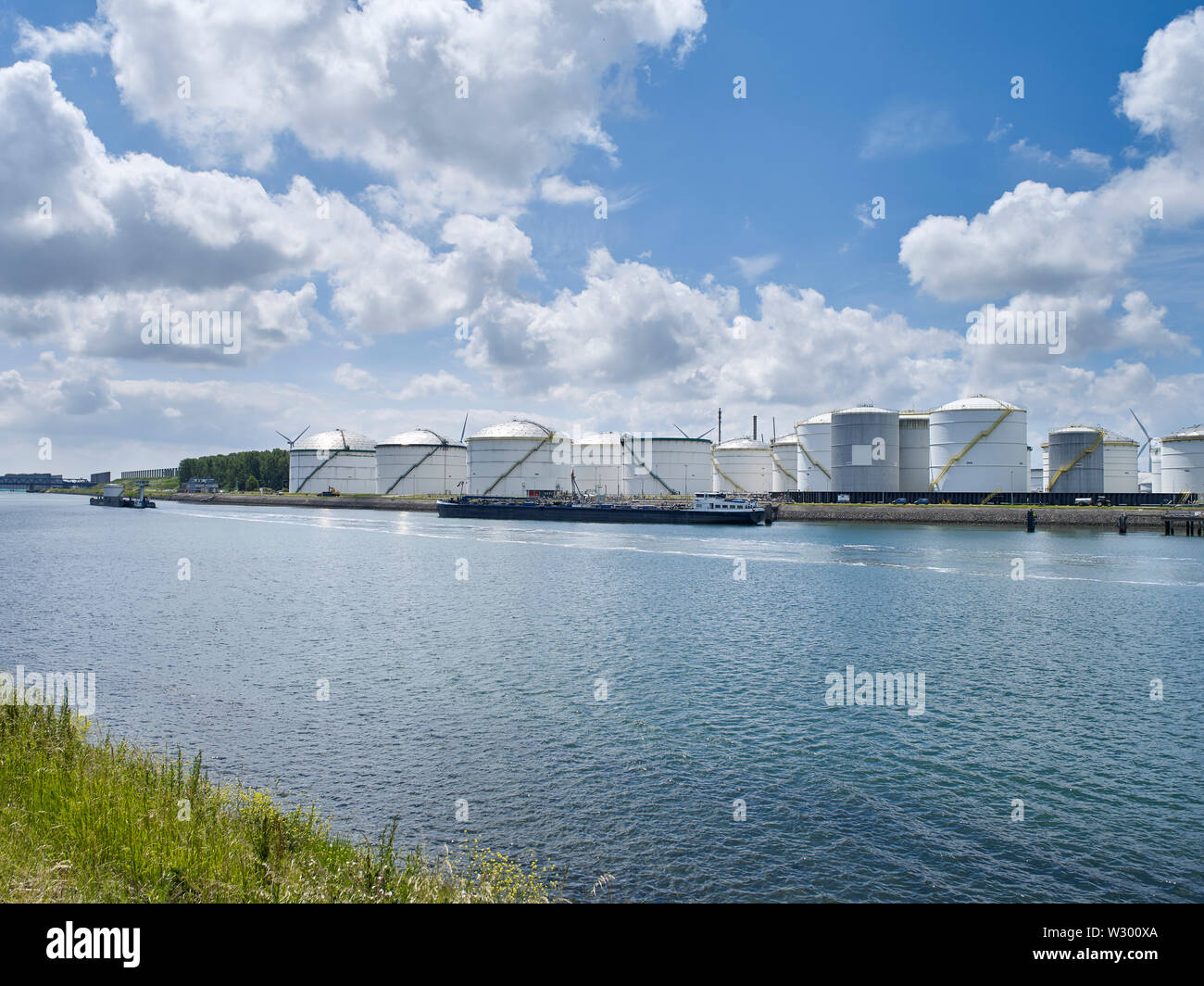 Vista su serbatoi dell'olio nella zona industriale lungo il canale Caland vicino a Rotterdam Foto Stock