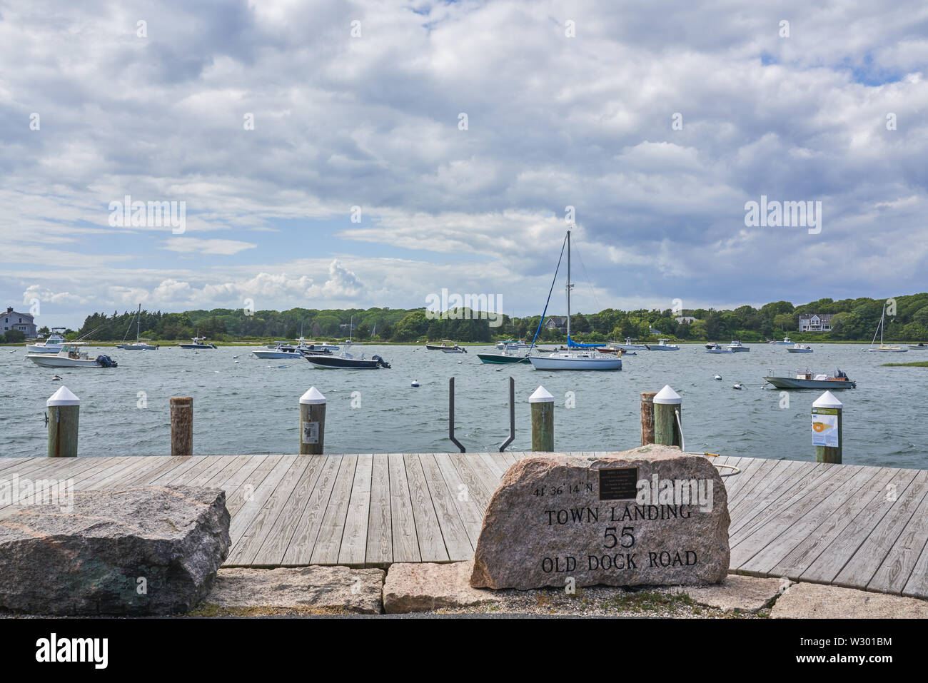 Falmouth, MA - Giugno 14, 2019: barche sull'acqua visto dalla città in atterraggio a 55 Vecchio Dock Road. Foto Stock