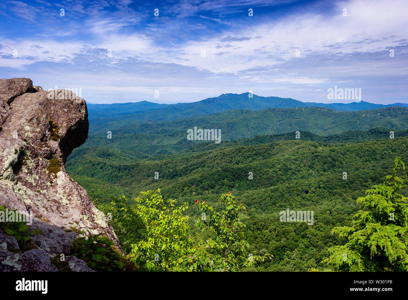 Le visualizzazioni e i siti si vede in Blowing Rock geologico di un punto di interesse e la più antica di attrazione turistica in North Carolina. Pieno di miti e leggende di un Foto Stock
