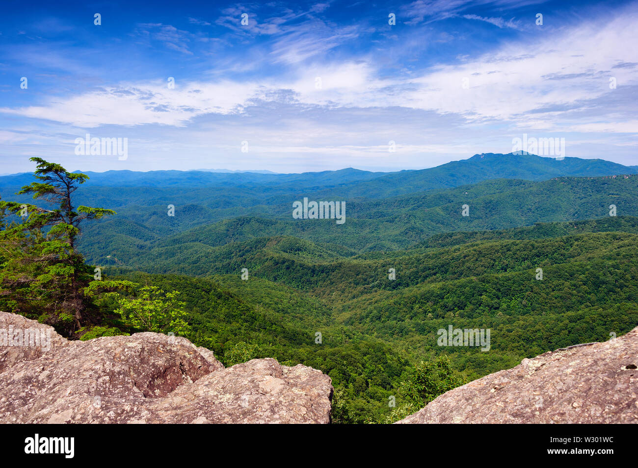 Le visualizzazioni e i siti si vede in Blowing Rock geologico di un punto di interesse e la più antica di attrazione turistica in North Carolina. Pieno di miti e leggende di un Foto Stock