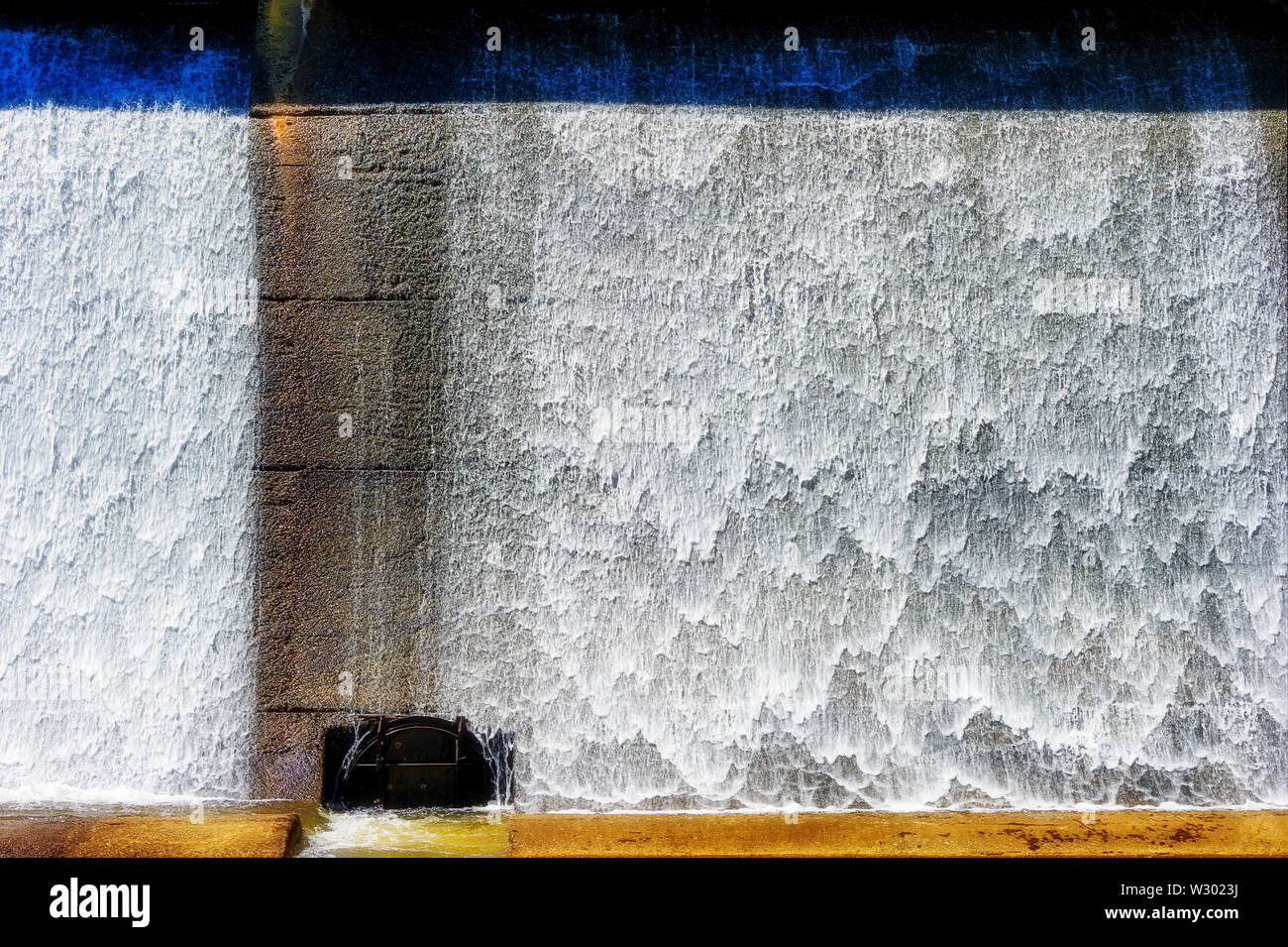 Versare l'acqua su una piccola diga sul Lago di prezzo al prezzo di Julian Memorial Park lungo la Blue Ridge Parkway nella Carolina del Nord. Foto Stock