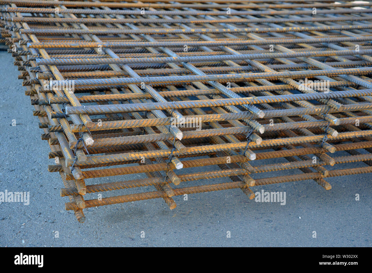 Le scorte di prodotti di rinforzo durante la costruzione. Costruzione monolitica Foto Stock
