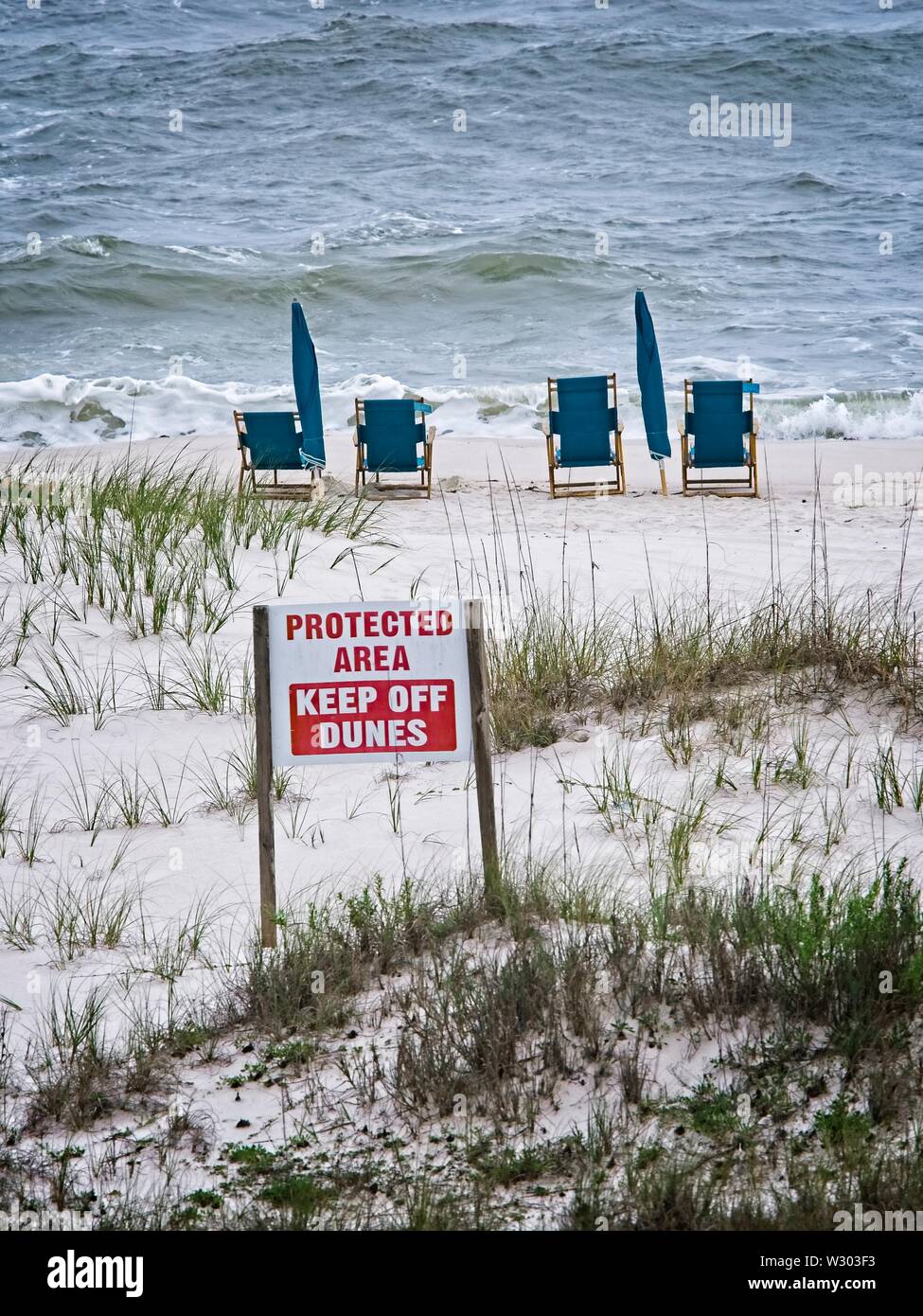 Gulf Shores, AL USA - 05/09/2019 - Area Protetta e sdraio in spiaggia Foto Stock